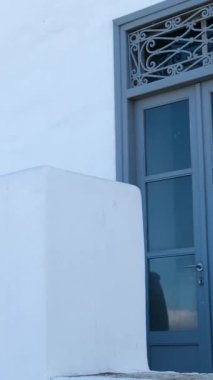 Mykonos adasının ünlü yel değirmenleri Yunanistan 'ın Mykonos adasında deniz burnu üzerindedir. Yüksek kalite 4k görüntü