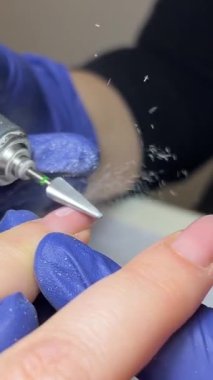 Kadın manikürcünün müşterinin ellerine masaj yapması ve kuaförde manikür yaptıktan sonra krem sürmesi. Çivi bakımı ve kendine bakım konsepti. Yüksek kalite 4k görüntü