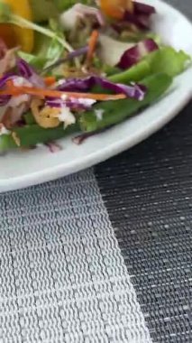 Marul yapraklı, hardallı, etli, ızgara pastırmalı, patatesli leziz salatanın yakın görüntüsü. Yüksek kalite 4k görüntü