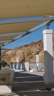 Mykonos adasının ünlü yel değirmenleri Yunanistan 'ın Mykonos adasında deniz burnu üzerindedir. Yüksek kalite 4k görüntü