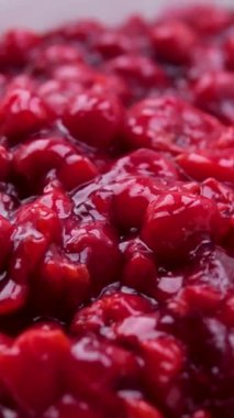 Tencerede kirazlı meyve reçeli pişirmek. İçine limon suyu dolduruyorum. Yüksek kalite 4k görüntü