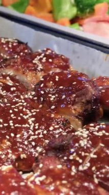 Kızarmış et parçaları kaynatılmış brokoli sarımsaklı biber havuçları tepside bir büfede. Yüksek kalite 4k görüntü