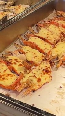 Peynirli ıstakozla doldurulmuş ıstakozlar ızgarada, açık ateşte, pastırma peyniriyle doldurulmuş, aşağı eğilmiş. Yüksek kalite 4k görüntü