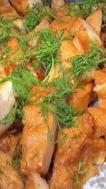 Kızarmış biftek, kızarmış patates, çıtır et ve yanında da yeşil salata. Kamerayla yaklaş, kapat. Yüksek kalite 4k görüntü