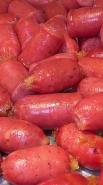 Bir marketteki soğutuculu vitrinde asılı duran taze, el yapımı Longanizalar, kalitelerini ve geleneksel hazırlıklarını vurguluyor. Yüksek kalite 4k görüntü