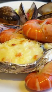 Weligama Balıkçı Köyü Sahili 'nin çarpıcı okyanus zeminine karşı sahnenin ortasına çok güzel kaplanmış deniz ürünleri sergileniyor. Yüksek kalite 4k görüntü