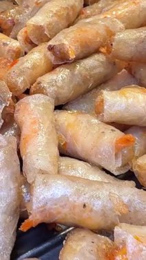 Pişmiş börek, yakın plan, bir tabakta. Yüksek kalite 4k görüntü