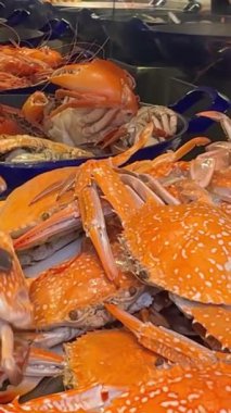 Açık büfe, Asya deniz mahsulleri lüks otel restoranı ziyafet masası. Sağlıklı Akdeniz deniz ürünleri büfesi. Lezzetli deniz ürünleri seçenekleri, soğuk yengeç, haşlanmış ıstakoz ve taze midye.. 