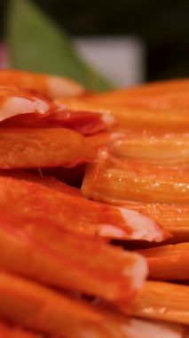 Yengeç çubukları, sahte yengeç ya da surimi, tat, doku ve görünüşte yengeç eti taklidi. Pollock ya da hake gibi doğranmış beyaz balıktan yapılıyor, gerçek yengeçten değil. - Evet. Yüksek kalite 4k görüntü