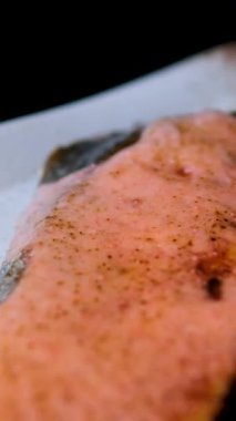 Izgara somon fileto ve taze sebze salatası. Akdeniz diyeti. - Evet. Yüksek kalite 4k görüntü