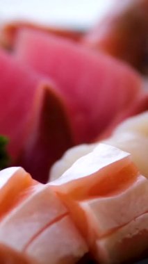 Yakın plan çiğ balık sashimi, gül yaprakları ve garnitürlü. Yüksek kalite 4k görüntü