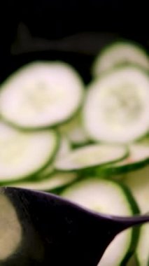 Üst manzara salatalık dilimleri ve karabiber ve zeytinyağı dönüşümlü. Yemek şovu, restoran, kafe ve fast food için doğranmış salatalık dilimleri. Nemlendirici cilt ve yumuşatıcı 