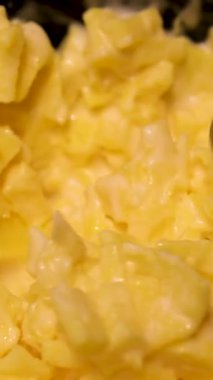 Salatayı kaşık ananas küpleriyle mayonez ile karıştır. Yüksek kalite 4k görüntü