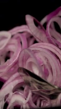 Salata olarak kaplanmış soğan halkaları. Yüksek kalite 4k görüntü