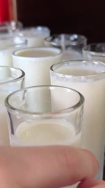 Metal kaşık kullanarak beyaz dondurmalı bir kaseden çekilen küçük bir porsiyon. Yüksek kalite 4k görüntü