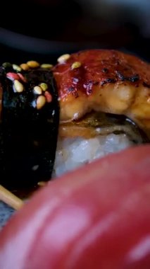 Şeflerin eldiven giyip mutfakta füme yılanbalığıyla suşi pişirdikleri fotoğrafları. Yüksek kalite 4k görüntü