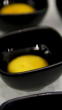 Açık büfede yumurta sarısı ve siyah tabaklar arasında çok fazla seçim var. Yüksek kalite 4k görüntü