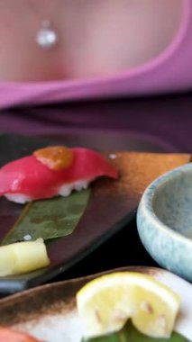 Taze suşi lezzetlerinin tadını çıkarıyorum. Suşi restoranının en iyi yemek fotoğrafçılığı. Yakın plan yemek deneyimi. Yüksek kalite 4k görüntü