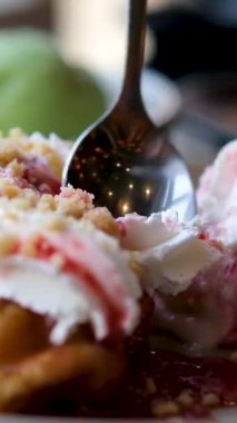 Dondurma tatlısına bir dilim tiramisu keki eşlik eder. Kremalı dondurma ve zengin pasta birleşerek damak tadını büyüleyen bir lezzet senfonisi vaat ediyor. Yüksek kalite 