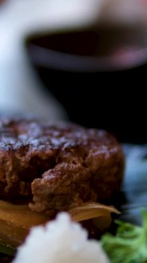 Ahşap masada et tabağı: ızgara pirzola tabağı, kırmızı acı biber, domates ve soğan. Yüksek kalite 4k görüntü