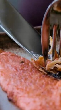 Limonlu ızgara somon fileto. Yüksek kalite 4k görüntü