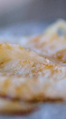 Izgarada pişen baharatlı hake fileto videosunu kapat. Izgara balık. Yüksek kalite 4k görüntü