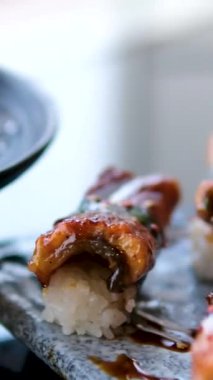 Yılanbalığı suşisi, sashimi Nigiri Tabağı, Japon suşi restoranı, Taze Ton Balığı ve Somon Dilimleri modern kafede, geleneksel yemek, çiğ kırmızı balık yemeği, omega 3. Yüksek kalite 4k görüntü