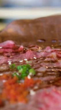 Endonezya fast food 'unda ızgara et. Dilimlenmiş Longong Chicken Satay. Yüksek kalite 4k görüntü