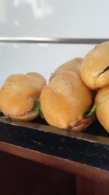 Paris, Fransa 'da fırın görüntüsü. Sandviçler, ambalajlar ve ekmek. Yüksek kalite 4k görüntü