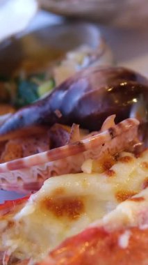 Deniz ürünleri ızgara kalamar, karides, kabuklu deniz hayvanı, balık eti. Yüksek kalite 4k görüntü