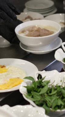 Tayvan usulü erişte çorbasına otlar ekleyin. Yüksek kalite 4k görüntü