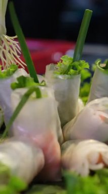Pirinç ekmeği ruloları turistler pilav kağıdı ambalajıyla ya da banh trang ile gece yemeği pazarında hazırlar ve yerler. Geleneksel Vietnam yemeği, Asya mutfağı. Kapatın. Yüksek kalite 4k