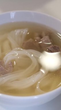 Tayvan usulü erişte çorbasına otlar ekleyin. Yüksek kalite 4k görüntü