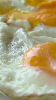 Tavada kızarmış yumurta pişirmek. Üç yumurta beyazı ve sarısı. Kahvaltıda omlet. Teflonsuz kızartma tavası. Sporcular için sağlıklı beslenme, protein diyeti. Yüksek kalite 4k görüntü