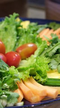 Yumurta ruloları için farklı sebze ve sebzeler tabakta sebze doğramak. Yüksek kalite 4k görüntü