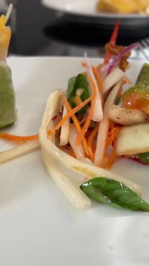 Biber soslu sebze ve pirinç kağıdına sarılmış tavuk. Tavuk ve sebze kullanarak yemek yapmak. Yüksek kalite 4k görüntü