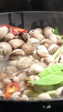 Kızarmış midyeleri biber ezmesiyle karıştır. Yüksek kalite 4k görüntü