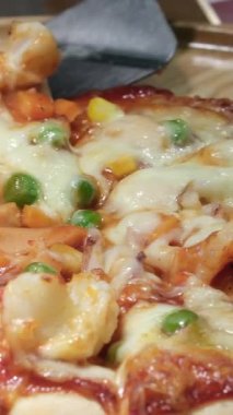 Lezzetli deniz ürünleri pizzası, masanın üstünde. - Evet. Yüksek kalite 4k görüntü