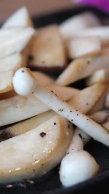 Kızartma tavasında mantar pişiriyorum. Şampiyon mantarı. Yüksek kalite 4k görüntü