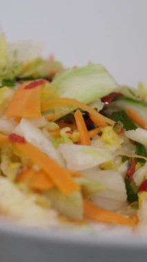 Lahana ve havuç malzemeleriyle lahana turşusu mayalamak. Makro çekim