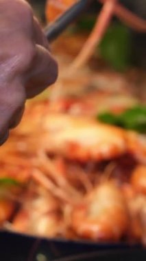 Fırında ızgara Dev Nehir Karidesi Tayland 'da ünlü yemekler. Izgara karides, Tayland 'da ızgara deniz yemeği. Yüksek kalite 4k görüntü