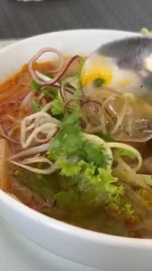 Sarı tırnaklı kadın eli yanında limonata, yanında kızarmış ekmek ve yumurtalı tavuk çorbası yiyor. Kafe yemek sahnesi. Yüksek kalite 4k görüntü