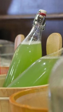 Çeşitli renkli şişeler ve kokteyl yapma araçlarıyla iyi organize edilmiş bir bar düzeni, 4K yavaş çekim 60fps 'lik davetkar bir atmosfer yaratıyor. Yüksek kalite 4k görüntü