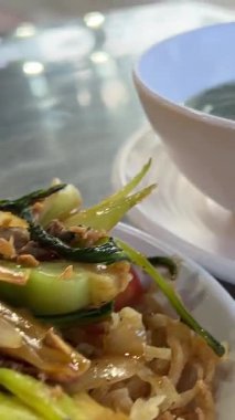Et ve sebzeli Tayland Kayığı Erişte Çorbası. Kuai Tiao Ruea. Yüksek kalite 4k görüntü