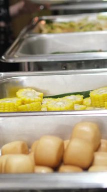 Açık büfe ortamında sunulan çeşitli sağlıklı beslenme yemekleri, tepsiler dolusu sebze, makarna, soslu et yemekleri, beslenme, denge, sanatoryum veya sağlık odaklı çevrede sağlığın vurgulanması