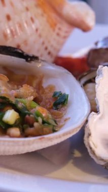 Çeşit çeşit aperatifler, deniz ürünleri ve şenlikli bir yemek için hamur işleriyle dolu bir masa.