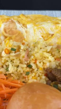 Bir tabak rendelenmiş havuç pirinçli kızarmış yumurta tatlı olarak fıstık ezmeli muzlu jöle ve lüks bir otel kahvaltısında meyveli sandviç. Yüksek kalite 4k görüntü