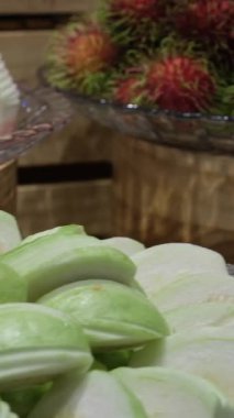 Açık büfedeki farklı meyveler, papaya rambutan karpuz guava ve diğerleri. Yüksek kalite 4k görüntü