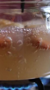 Bir tabak taze haşlanmış karides otlarla süslenmiş, kırsal ahşap bir masada sunuluyor, tazeliği ve ev yapımı yemekleri simgeliyor. Yüksek kalite 4k görüntü