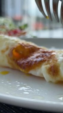 Yumurta ve omlet kesen ve yiyen kişi. Yüksek kalite 4k görüntü